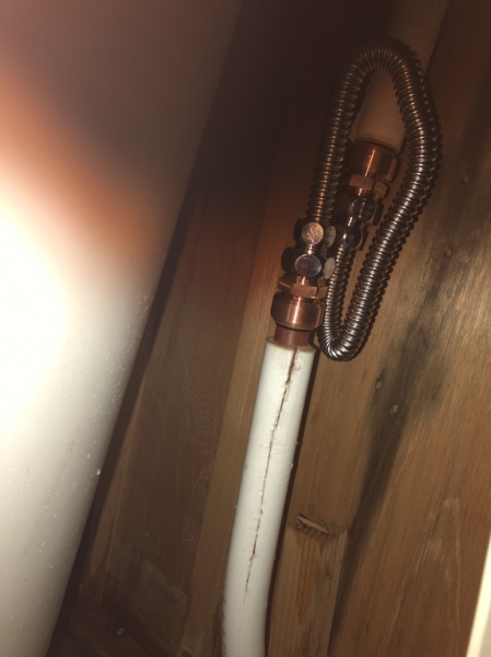 給湯管水漏れ